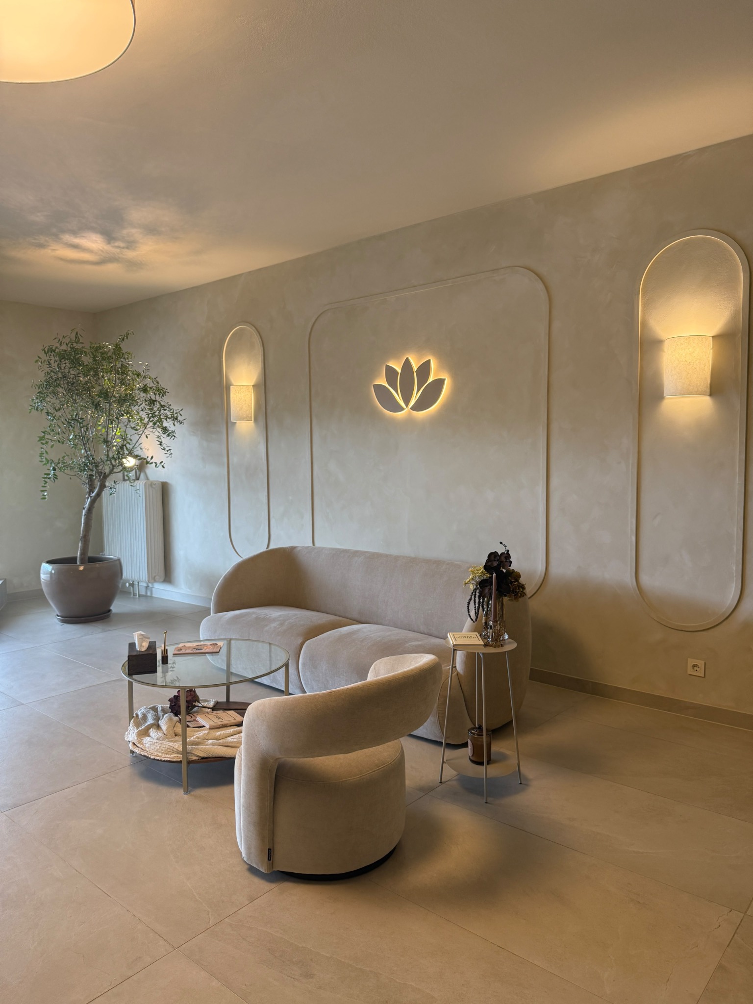 Lounge mit beleuchtetem Lotus-Logo
