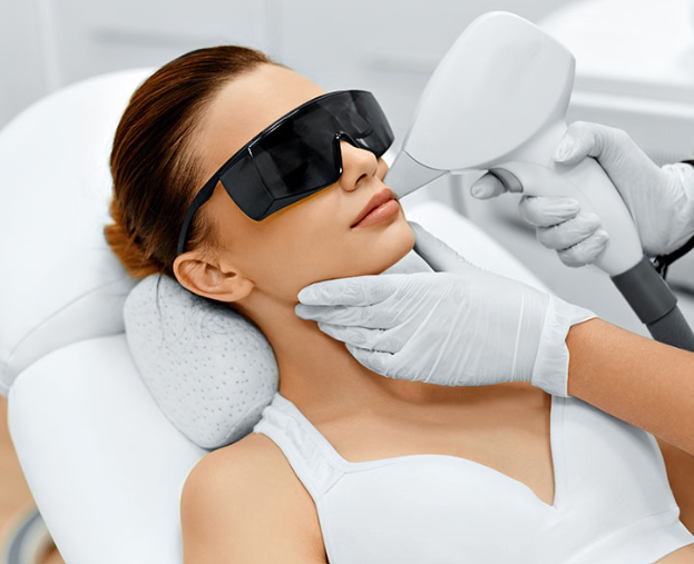 Laserbehandlung mit Schutzbrille
