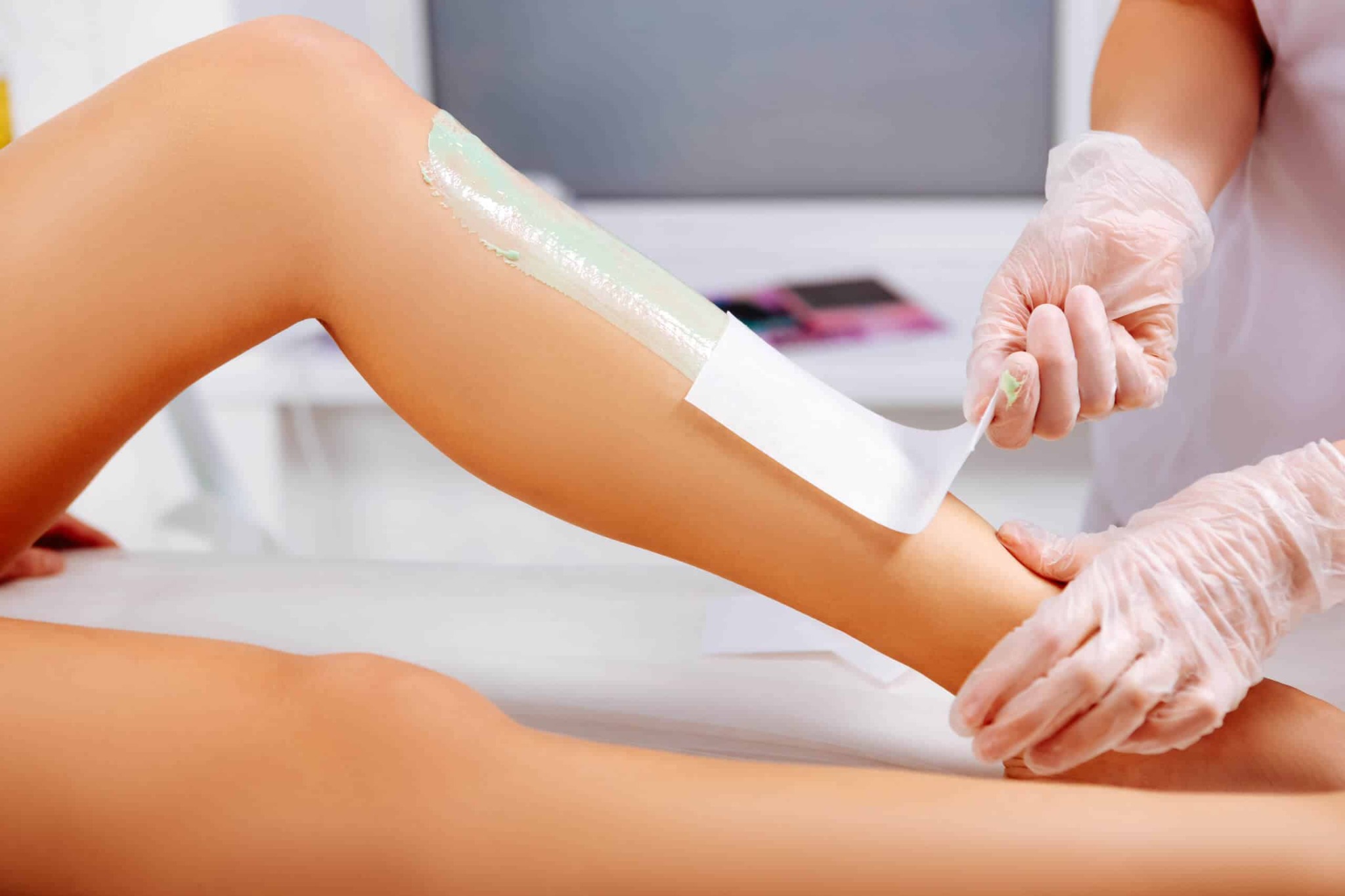 Waxing-Behandlung am Bein